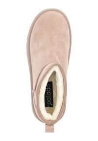 Bottine en daim rose clair avec une doublure en polaire crème douce et une petite bande à l'arrière pour un enfilage facile. Semelle en caoutchouc plate.