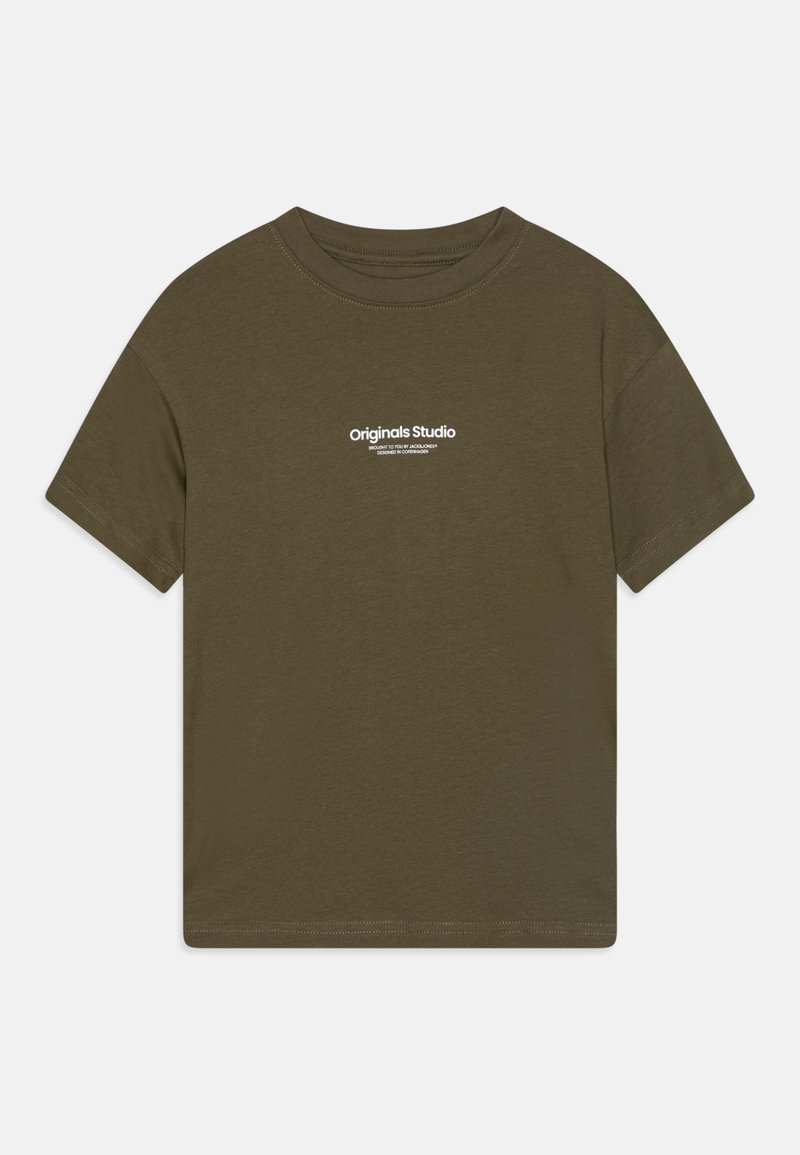 Ελαιόχρωμο βαμβακερό T-shirt, κοντά μανίκια, στρογγυλή λαιμόκοψη, με λευκό κείμενο "Originals Studio" κεντραρισμένο στο στήθος. Λείος υφασμάτινος χαρακτήρας.