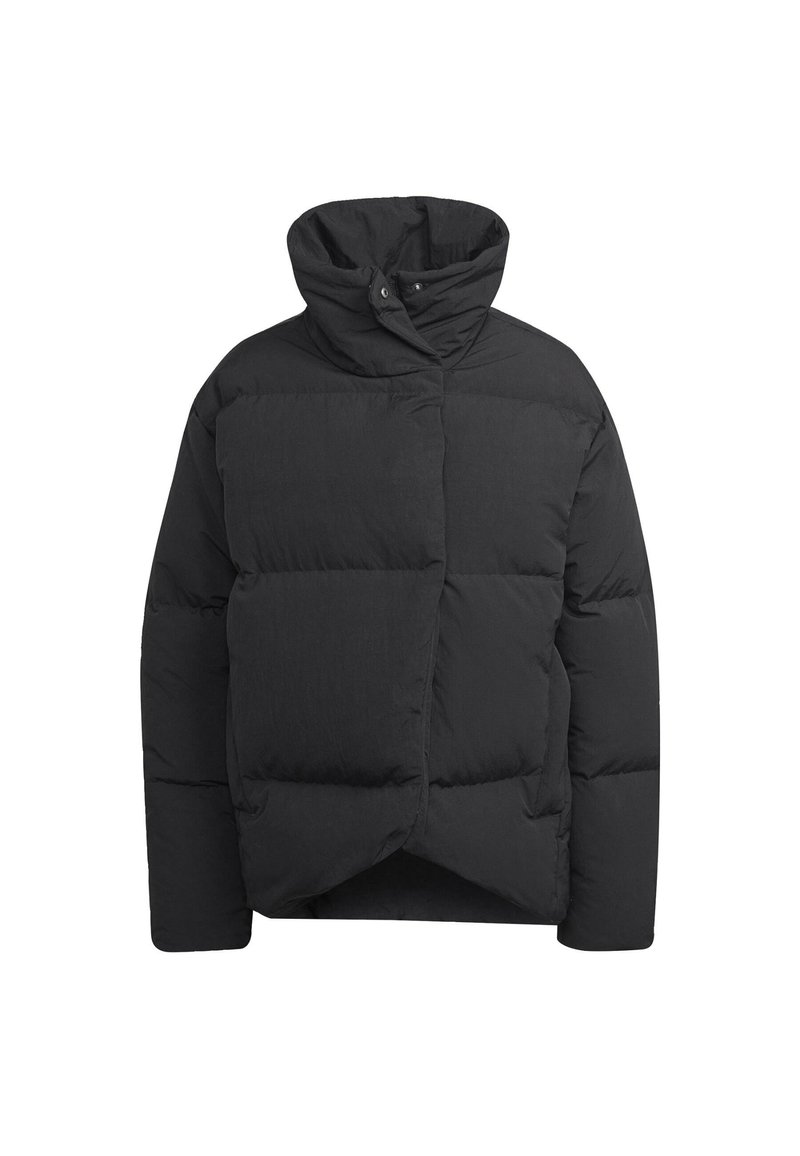Schwarze Daunenjacke mit hohem Kragen, texturiertem Stoff, gestepptem Design, asymmetrischem Saum und Druckknopfverschluss.