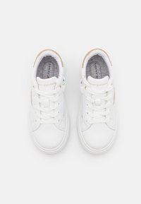 Weiße Turnschuhe aus glattem Leder mit Schnürdesign, textilen Akzenten und einem Logo an der Seite. Texturiertes Innenfutter.