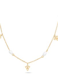 Goudkleurige ketting met een fijne ketting, voorzien van drie kleine verbonden driehoekige bedeltjes en twee witte ovale kralen voor contrast.