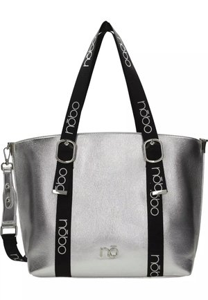 Borsa a mano argento con manici neri regolabili, caratterizzata dalla scritta bianca "nóbo" e dall'emblema del logo argento sulla parte anteriore.