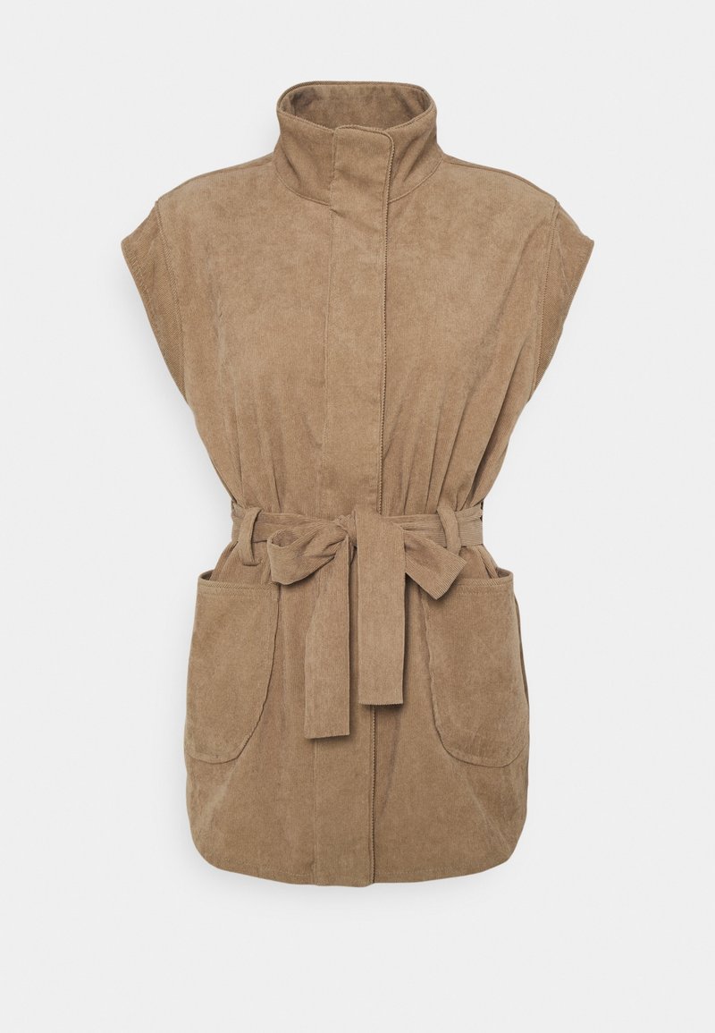 Ärmellose, hellbraune Cordweste mit hohem Kragen, Eingrifftaschen und einem gebundenen Gürtel in der Taille auf weißem Hintergrund.