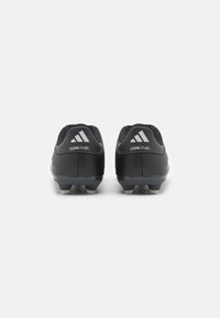 Melnas futbola botu ar gludu ādas virsu, piedāvājot polsterētu apkakli, sieta akcentus un baltu "Copa Pure" un Adidas zīmolu.