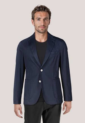 Ein marineblauer Blazer aus glattem Stoff, mit einer zwei-Knopf-Front, Reverskragen und zwei Vordertaschen in slim fit Design.