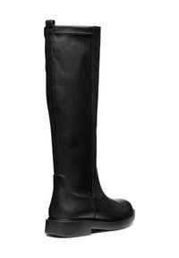 Bota negra hasta la rodilla con exterior de cuero suave, punta redonda y suela de goma texturizada baja; cuenta con un tirador para ponerlas con facilidad.