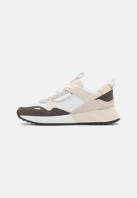 Sneakers met een mix van beige en witte materialen, bruine patroonaccenten, gouden hardware, een rond logo en een gestructureerde zwarte rubberen zool.