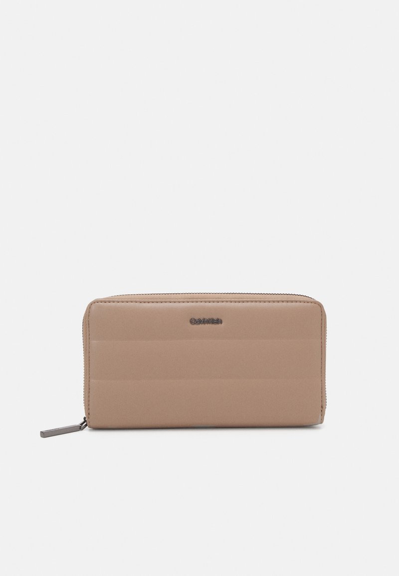 Calvin Klein LINE QUILT LARGE ZIP AROUND - Lompakko - chanterelle