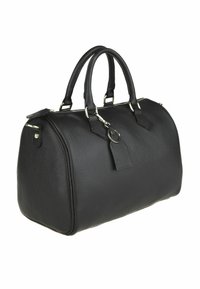 Bolso de piel negra con textura de guijarro, de forma redondeada, con dos asas en la parte superior, herrajes plateados y un llavero decorativo. Presenta un cierre de cremallera.