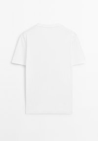 T-shirt blanc uni à manches courtes, vu de dos sur un fond blanc.