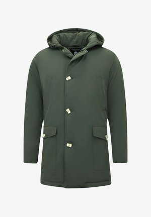 Groene gewatteerde jas met capuchon, voorzien van beige knopen, twee voorzakken en een gladde textuur. Eenvoudig ontwerp zonder patronen.