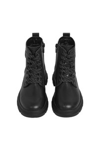 Botas de tobillo de cuero negro con un acabado suave, que cuentan con cordones grises y un cierre lateral para facilitar su puesta. Puntera redondeada y suela gruesa.