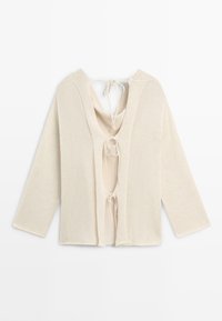 Cremefarvet strikket cardigan med lange ærmer, åben front og tre sæt bindelukninger ned foran.