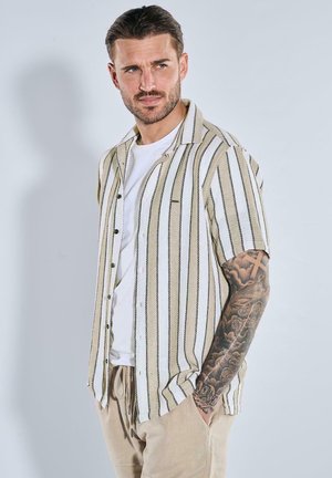 Kurzarmhemd mit vertikalen Streifen in Creme, Beige und Schwarz, mit einer Knopfverschlussfront und einer strukturierten Stoffoberfläche.