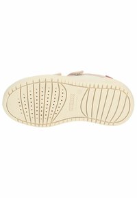 Sole sneakers Geox s texturovaným světle béžovým gumovým povrchem, vybavené ventilačními otvory a vzorovaným dezénem pro grip.