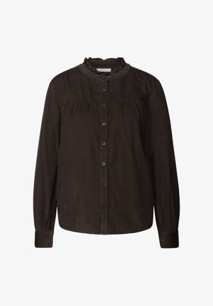 Chemise marron à boutons, à manches longues, avec un col à volants, une texture subtile et un détail froncé sur la poitrine. Présente des boutons foncés.