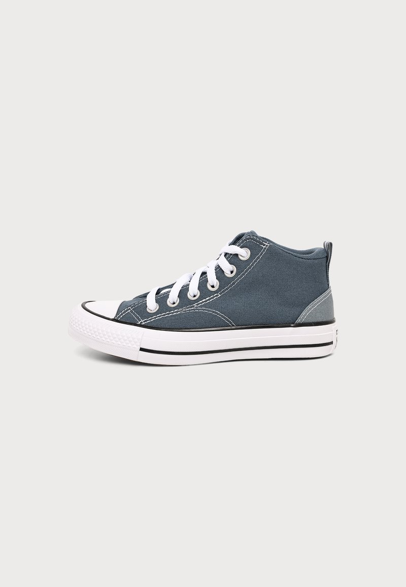 Σκούρα μπλε ύφασμα sneaker ψηλού τύπου με λευκά κορδόνια, λευκή λαστιχένια σόλα και μαύρη ρίγα στο πλάι.