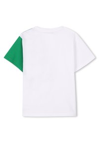 Camiseta blanca con mangas cortas verdes. Material de algodón suave. Diseño sencillo, con cuello redondo y espalda lisa.