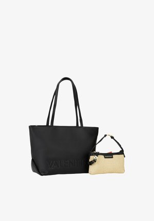 Sac cabas en cuir noir texturé avec de longues anses et un petit porte-poignet beige tissé avec bordure noire et détails de boucle dorée.