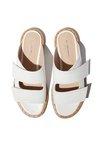 Bijele kožne sandale s ravnim đonom s dva široka remena, smeškanim rubovima i bež ulošcima s oznakom "SCAROSSO Made in Italy."