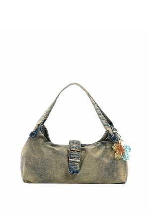 Bolso de hombro de mezclilla con correa de hebilla en la parte frontal y tres colgantes translúcidos en forma de flor unidos a un lado.