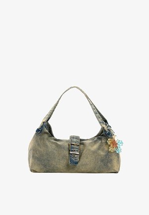 Torba na ramię z denimu z paskiem zapinanym na klamrę z przodu oraz trzema przezroczystymi zawieszkami w kształcie kwiatów przymocowanymi do jednej strony.