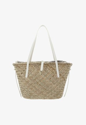 Gevlochten stro tote tas met lange witte handvatten, een kleine gesp sluiting en trekkoordzijden op een witte achtergrond.