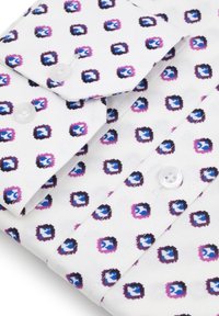 Biała bawełniana koszula z wzorem małych fioletowych i niebieskich kwadratów z ciemnymi konturami, z zapięciem na guziki oraz sztywnym kołnierzykiem.