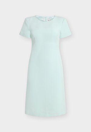 Gaiši zila ceļgalu garuma kleita ar īsām piedurknēm, apaļu kakla izgriezumu un aizmugurējo rāvējslēdzēju.