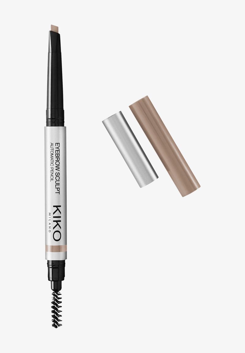 Automatisk brynsakserpenn med vinklet tupp og spooliebørste, med to avtagbare hetter i sølv- og beige toner.