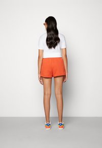 Nike Sportswear SPORTSWEAR PHOENIX FLEECE - Calções - mantra orange/sail