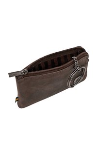 Cartera de cuero marrón con cierre de cremallera, rayas verticales en el interior y un llavero de metal unido al lateral.