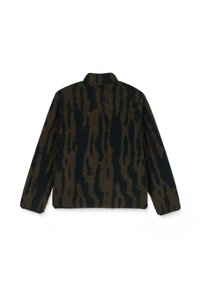 Ruskea ja musta ylipitkä fleece-takki korkealla kauluksella, jossa on teksturoitu kuvio, joka muistuttaa luonnollisia raitoja.