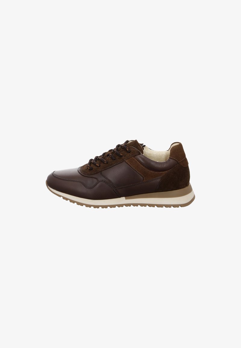 Sneaker in pelle e camoscio marrone scuro con design stringato e suola in gomma beige, vista dal lato esterno.