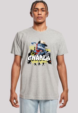 Graues Baumwoll-T-Shirt mit einem Cartoon-Froschcharakter in einer Mütze. Die Grafik enthält das Wort "GNARLY" in fettem schwarzen und gelben Text, mit Silhouetten.