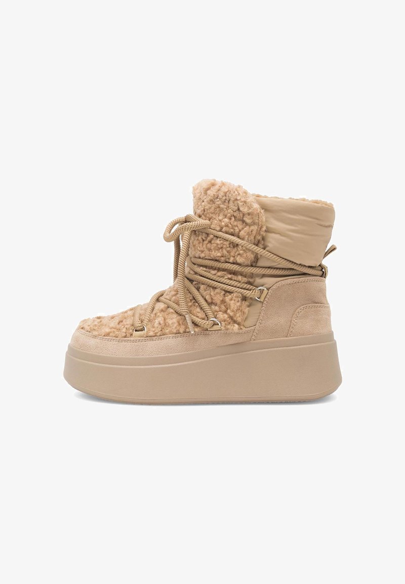 Beige színű platform csizmák, textúrált, bolyhos felső résszel és sima alsó résszel. Fűzőkkel és fémbetétekkel rendelkezik a biztos rögzítés érdekében.