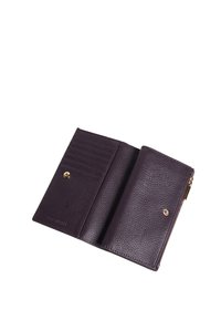 Portafoglio in pelle viola scuro aperto, con diversi scomparti per carte, chiusura a bottone a pressione e tasca con zip per le monete.