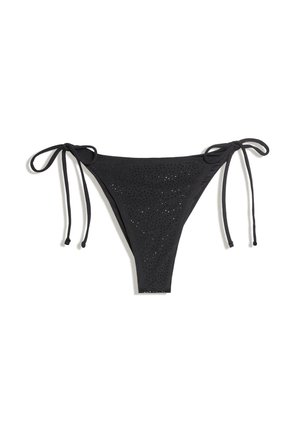 Zwarte bikinibroek met zijstrikjes en kleine geperforeerde gaatjes door de stof, getoond op een witte achtergrond.