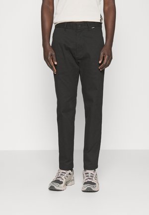 Calvin Klein MODERN TAPERED PANT - Vászonnadrágok - black