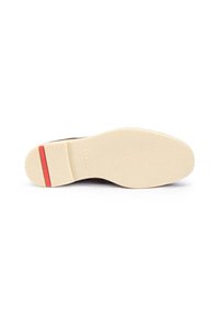 Suela de zapato de ante marrón con una suela de goma crema. Presenta una franja de acento roja y un logotipo en relieve. Textura suave con forma redondeada.