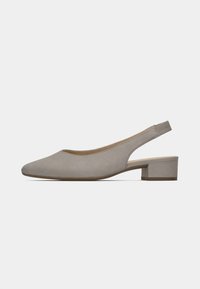 Chaussure slingback en daim gris avec un bout arrondi et un petit talon carré. Présente un design simple avec découpe et des coutures ton sur ton.