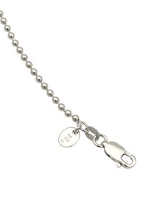 Sølvmetal kuglekæde med en krabbe-lås, der har et lille ovalt mærke præget med bogstaver og tal. Glat, skinnende overflade.