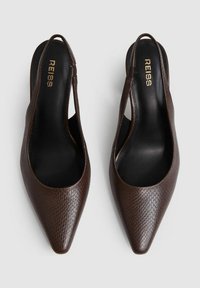 Zapatos de tacón slingback de cuero marrón con un acabado texturizado, diseño de punta afilada y forro interior negro. Logo dorado "REISS" grabado en la plantilla.