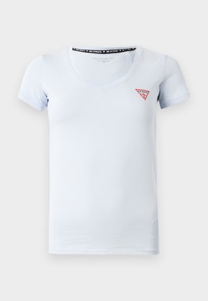 T-shirt bleu clair à manches courtes, en V, avec un petit logo triangulaire rouge et blanc de Guess sur la poitrine gauche.