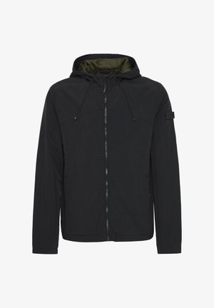Lekka czarna kurtka z kapturem, z kontrastowym zielonym wnętrzem, zamkiem błyskawicznym z przodu oraz minimalistycznym designem.
