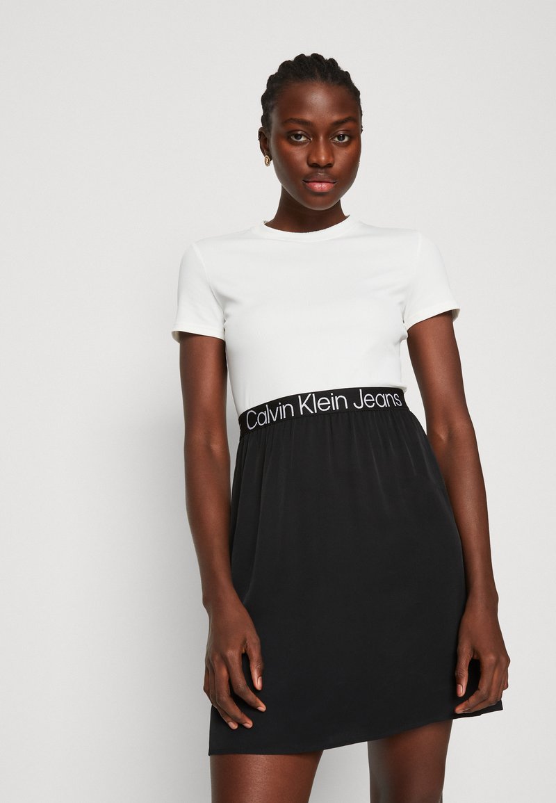 Calvin Klein Jeans LOGO ELASTIC DRESS - Jerseykleid - ancient white/black/ weiß