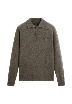 Brun striktrøje med polokrave, to knapper og en brystlomme. Med tekstureret stof samt ribstrikkede ærmekanter og kant forneden.