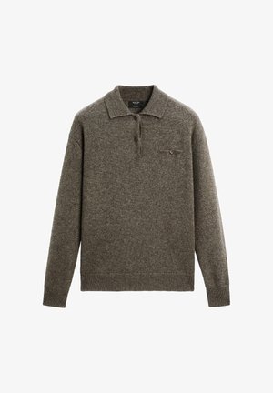 Pull-over en maille marron avec col polo, deux boutons et une poche poitrine. Présente un tissu texturé ainsi que des poignets et un ourlet côtelés.