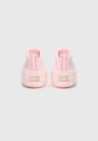 Rosa plysbooties med en myk tekstur, ribbestrikket krage og sikksakk-søm detaljer. Har et lite UGG-logo merket på baksiden.