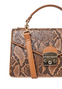 Borsa a stampa pitone marrone con manico in pelle liscia e chiusura metallica. Presenta una forma strutturata e accenti a contrasto in tonalità tan.
